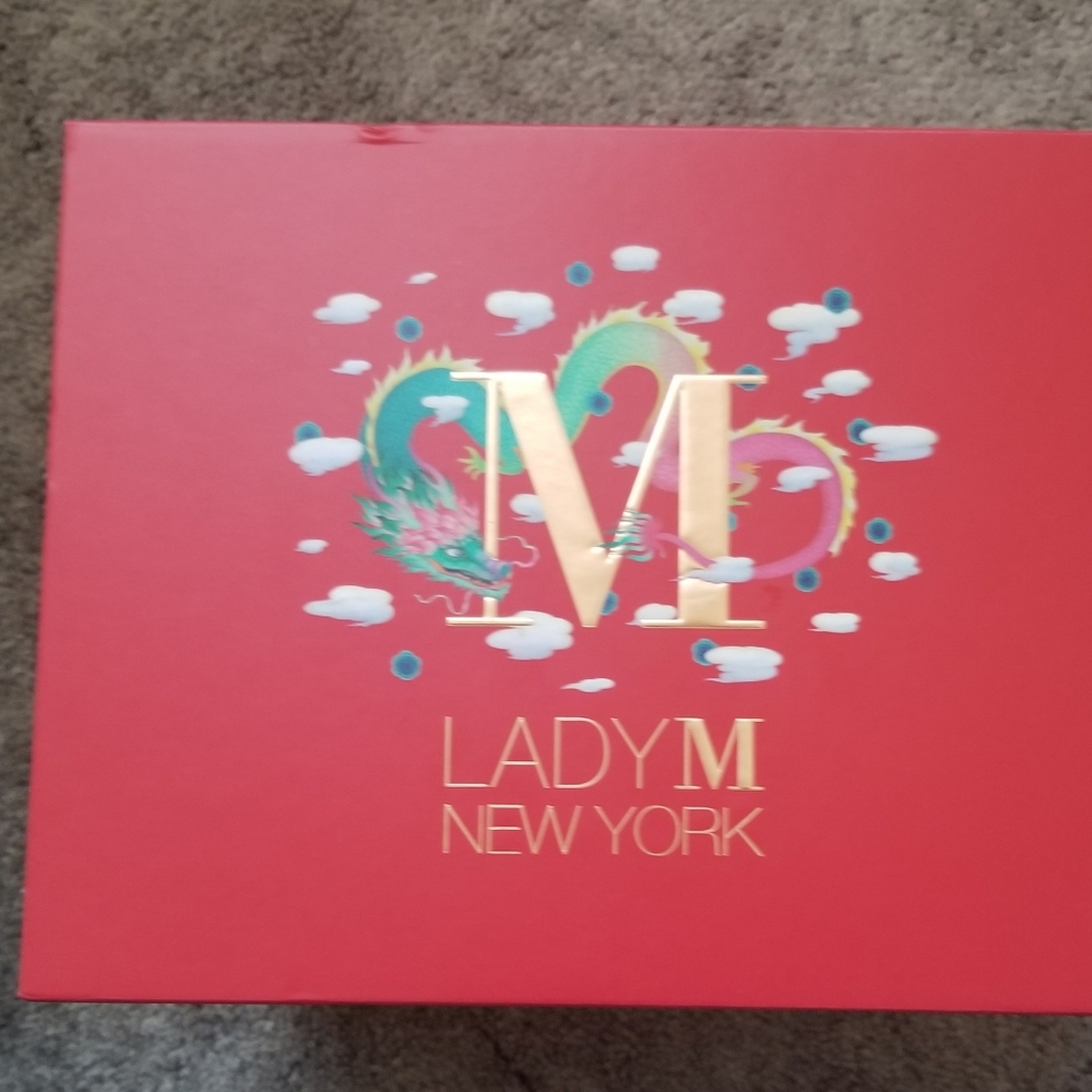 Lady M Lunar New Year Box With 5 Decorative Red Envelopes - Picture 7 of 8